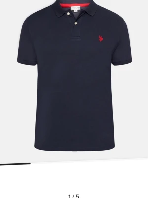 Marinblå pikétröja från us polo assassin  - Ordinarie pris 1000 kronor, finns i alla storlekar, flera färger  priset varierar från färger, små i storleken så rekommenderar en större än vanligt. 