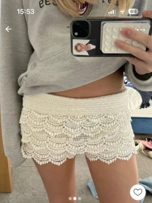 Spets shorts - Köpte här vinted men passade ej mig!! Fina shorts! (Hennes 3 första bilder och de två sista är mina) ingen lapp i men hon sa de var från vintage love!!