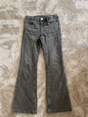 Kapphal jeans från barnavdelning  - Ett par Kapphal jeans från barnavdelningen i storlek 134