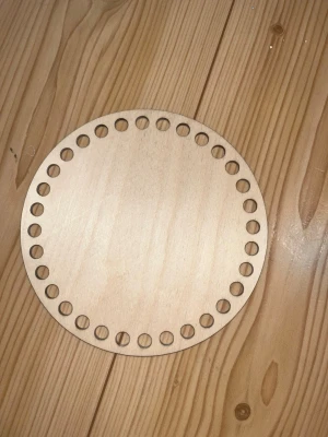 Vanerinen korinpohja - Puuvanerinen korinpohja. Reikien halkaisija 8mm. Koko pohjan halkaisija 15cm. Eläintalous MMM Katsothan myös muut ilmoitukseni Tarjoa 