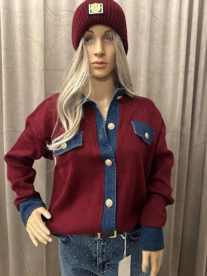 Bordeaux overshirt med denimdetaljer M-L - Snygg bordeaux overshirt med kontrasterande denimdetaljer på krage, knappslå, bröstfickor och ärmslut. Stora guldiga knappar framtill och på fickorna. Overshirt i avslappnad passform, perfekt för lager-på-lager. Materialmix av bomull och denim.