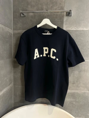  A.P.C. t-shirt  - Hola 👋• säljer denna sjukt snygga T-shirten från A.P.C.• skick 10/10 ny• Storlek L• Pris 899kr (1499kr i butik)• skriv mer i pm för frågor och bilder• Caio👋