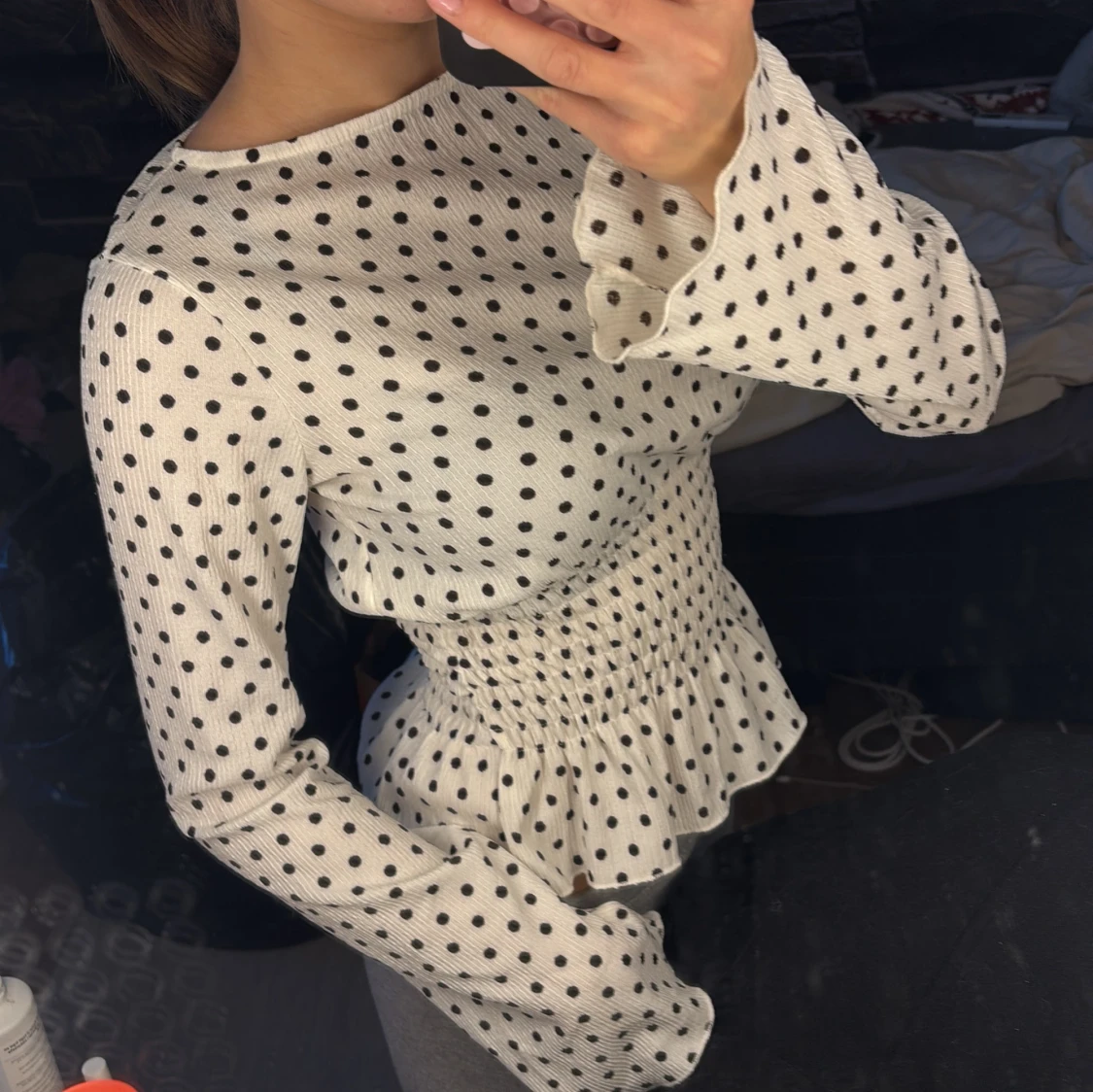 Vit prickig blus med smock - 1