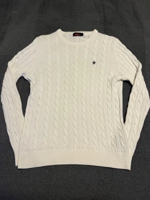Morris tröja kabelstickad  - Kabelstickad vit tröja från Morris i riktigt bra skick. Nypris 1700kr.Perfekt för en klassisk och stilren look.
