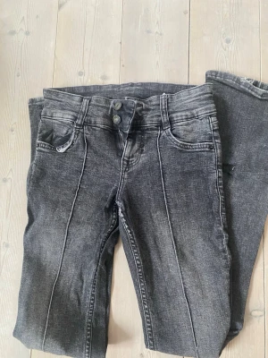 Svarta jeans med pressveck från Bershka! - Snygga svarta jeans med markerade pressveck framtill och dubbla knappar i midjan. Knappt använda och väldigt bra skick!