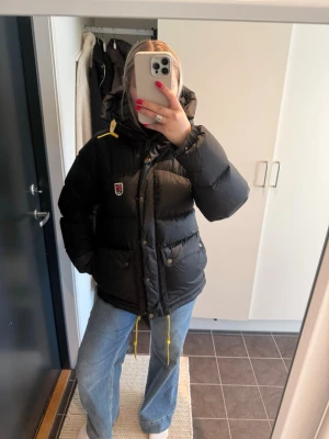Fjällräven jacka - Svart jacka från Fjällräven i strl S, utmärkt skick förutom en liten defekt på ryggen som går att se på sista bilden! Nypris ligger runt 7000
