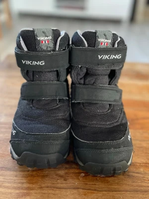 Svarta snö kängor  - Ett par svarta snö kängor från Viking, perfekta i stora mängder snö! Använda några gånger men är fortfarande i mycket bra skick. Funkar för både killar och tjejer 