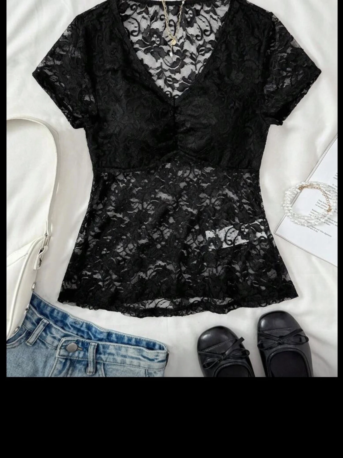Svart spetsblus med v-ringning