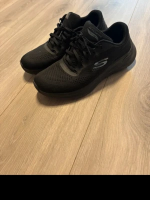 Sketchers sneakers  - Bekväma och snygga Skechers damskor i modern design. Endast använda ett fåtal gånger, nästan som nya! Dock finns ett litet fel vid sulan (se bild), men det påverkar inte användningen. Perfekta som vardagsskor eller till promenader. Nypris från zalando 1300