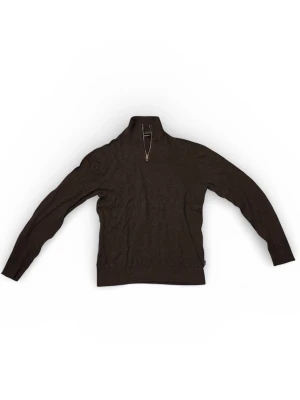 Mörkgrå stickad halvzip tröja - Jack and Johns stickad tröja med halv dragkedja i halsen och lång ärm. Perfekt för lager på lager och har en enkel, stilren look med ribbade muddar. Passar dig som gillar klassiska plagg med en modern twist.