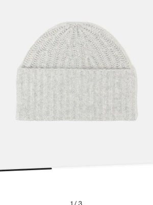 Ljusgrå ribbstickad mössa Kashmir  - Odrinarie pris 1000 kronor , finns i flera färger men inte många kvar, pris varierar på färger