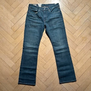 Levis 527 slim bootcut - Vid köp av fler produkter erbjuds bättre pris. Skriv vid ytterligare frågor eller funderingar🤝 Storlek: 31/32. Mått: Längd 107 cm. Midja 41 cm.