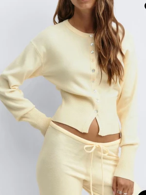 Gul figursydd kofta  - Figursydd lite kortare tajtare kofta/topp från Gina, endatsg använd någon enstaka gång 