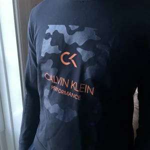 Calvin Klein sweatshirt  - Ck sweatshirt med orange logga