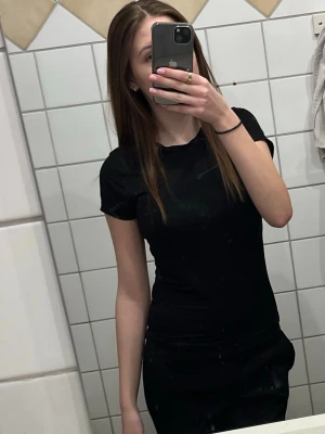 Svart soft touch t-shirt - En enkel svart t-shirt med rund hals och korta ärmar. Otroligt skönt material. Passar xs/s. Skriv för bilder och fråga så svarar jag så fort jag kan