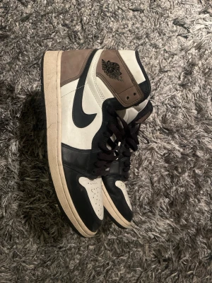 Air Jordan 1 mocha - Säljer ett par Air Jordan 1 mocha i storlek 45. Bra skick! Kan skicka fler bilder vid intresse