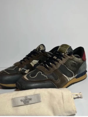 Valentino rockrunners  - Tjena, säljer nu dessa feta vlnt rockrunners! De är i väldigt fint skick! Dustbag ingår! Kom med funderingar!