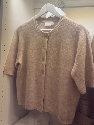 Beige kortärmad kofta från Vila - Mysig beige kofta från Vila med korta ärmar och rund halsringning. Skriv för bild på och lägg gärna prosförslag!💕💕🥹