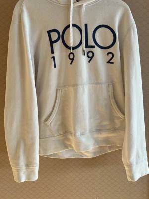 Polo Ralph Lauren  - Hejjj och välkomna till BL nu säljer vi en polo Ralph lauren hoodie I fint skick utan defekter använd fåtal gånger nypris 2000kr vårt pris 500kr. MVH BL
