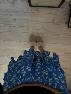 Kjol med volang - Supersnygg kjol med volanger och resår!🎀  Passar perfekt till sommaren eller midsommar!☀️ Helt oanvänd! Storlek XS men passar även S mm då den är stretchig 