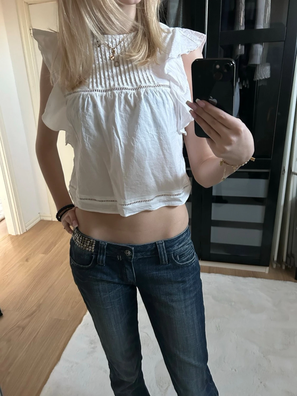 Vit volangblus med korta ärmar