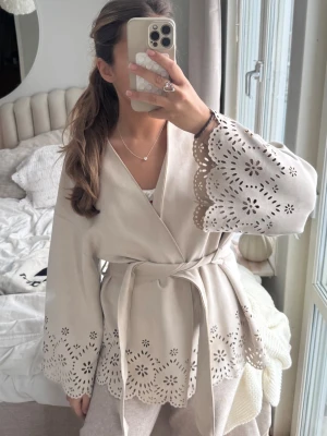 kappa - UNDERBAR beige kappa från zara med fint mönster nertill och på ärmarna😍i storlek M-L. prislappen kvar, kan tänka mig gå ner i pris vid snabbköp och har 10% rabatt vid köp av bundles!
