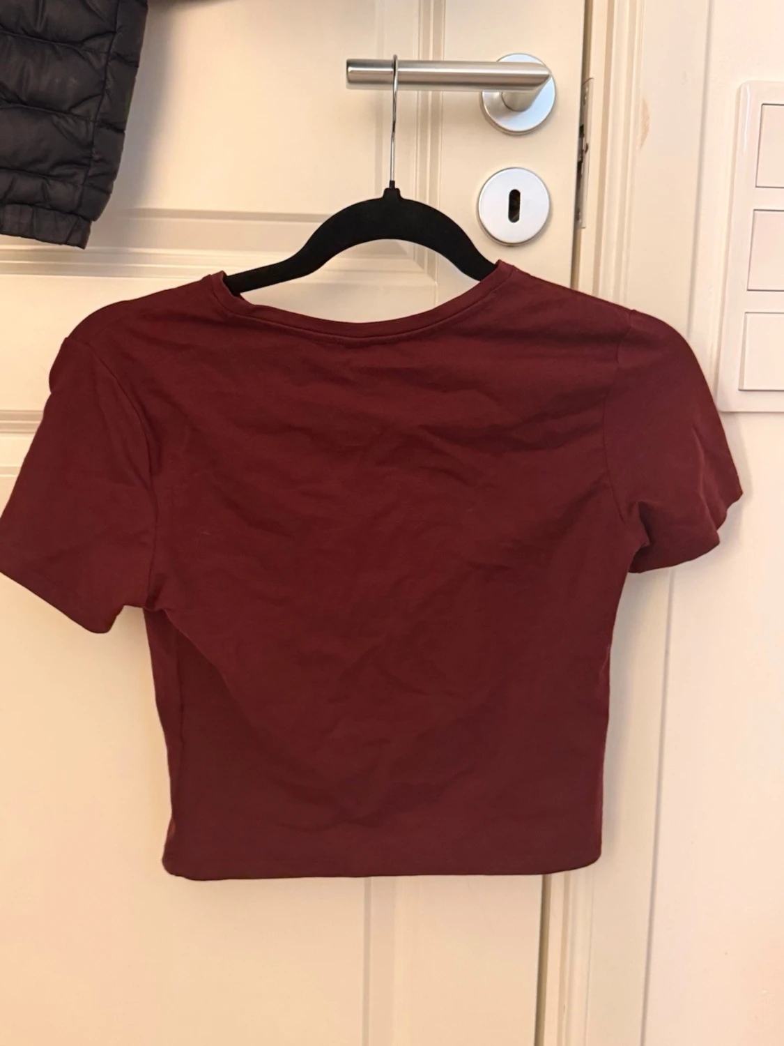 Mörkröd croppad t-shirt - 1