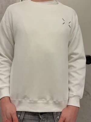 Maison Margiela med tryck på ryggen  - Helt ny sweatshirt från maison margiela med tryck på ryggen. Tröjan är helt ny och tag sitter kvar. Storleken är S men den sitter litet så den passar XS. Hör av er vid frågor 🙌