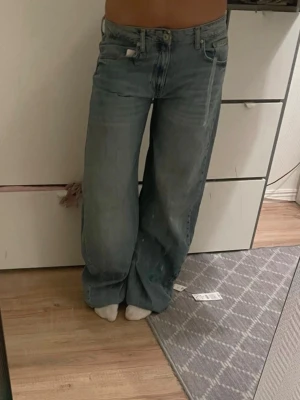 Baggy ljusblå jeans med raka ben - Hejj! Säljer ett par jeans som är Lågmidjade och loose eller baggy från Zara. De är köpt nya och har prislappen kvar. De är i storlek 40, men är mindre i storlek. Ny pris 559kr. Pris kan diskuteras.  