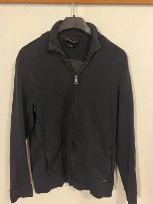 Mörkblå fullziptröja - Massimo Dutti  - En fin mörkblå fullzip från Massimo Dutti | Storlek: S | Nypris: ca 800:- | Mitt pris: 319:- | Skick: Mycket bra!