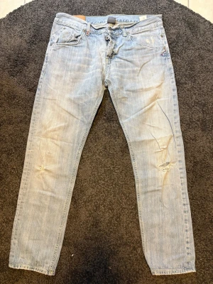 Dondup jeans - Dondup jeans med lite schysstare slitningar skick 6,5/10 storlek w30 plagg nmr 28
