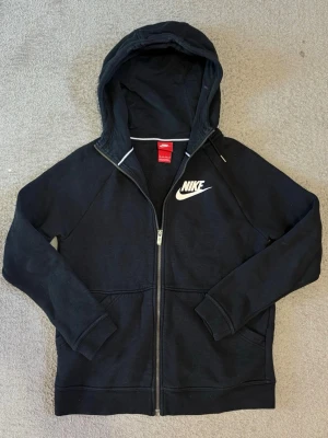 Nike vintage zipphoodie XS - Vintage svart zipphoodie från Nike, mycket fint skick💕💕