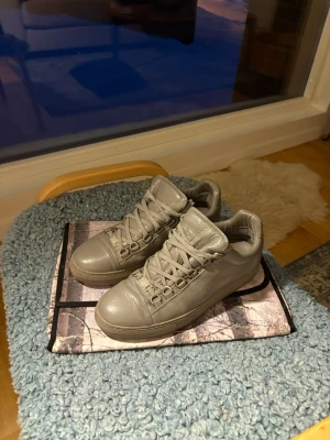 Balenciaga arena grå - Gråa balenciaga arenas. Säljer för att de är för små och inte kommer till använding. De är i bra skick men har nån crease och vänster sula är rätt sliten men bra i överlag.