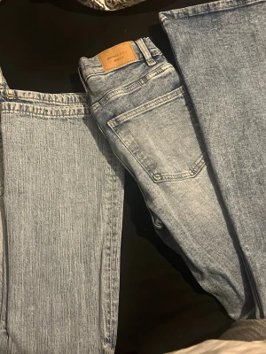 Två jeans  - Jätte fina helt nya aldrig använda den ena från hm andra från Gina tricot båda två är storlek 34 passar även mig som har S