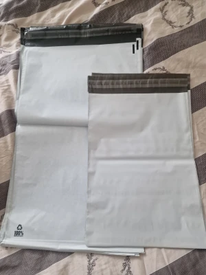 Vita/grå postpåsar med självhäftande kant - Säljer 50 vita fraktpåsar i två storlekar: • 25 st – ca 25×39 cm • 25 st – ca 30×54 cm Alla är nya och oanvända och köpta från en svensk butik/webbshop. Passar bra för att skicka kläder, lättare plagg och Vinted-paket. Säljs som paket (alla tillsammans). 