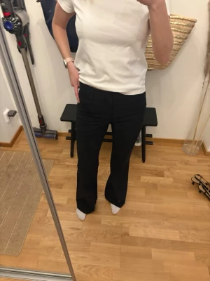 Kostymbyxor från NAKD - Kostymbyxor med utsvängda ben från NAKD. Sitter så snyggt!