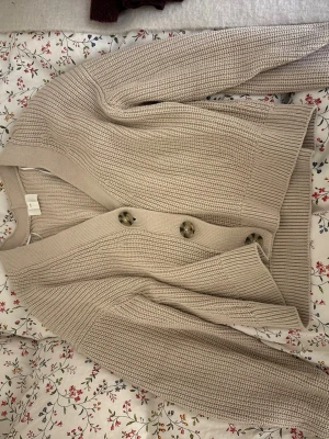 Beige kofta - Fin beige kofta från lager 157. Inte använt mycket alls så väldigt bra skick