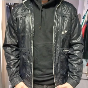Svart vindjacka från Nike wet look jacket  - Pendlar från Alingsås -> Skövde vardagligen och är även i Uppsala då och då. Säg till om ni vill träffas så slipper ni betala frakten. Ni betalar med swish