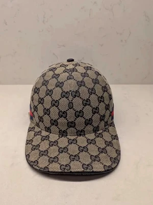 Keps navy - Helt ny har aldrig använts. Tagsen är på och dustbag ingår.