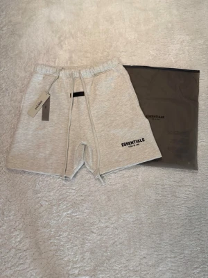 Essentials shorts - Helt nya jätte snygga essentials shorts i top kvalitet med etiketter och påse, storlek M passar även S om man gillar lite mer loose kläder. 80% cotton 20% polyester. Priset kan diskuteras. Om du har några frågor är det bara att fråga 👍