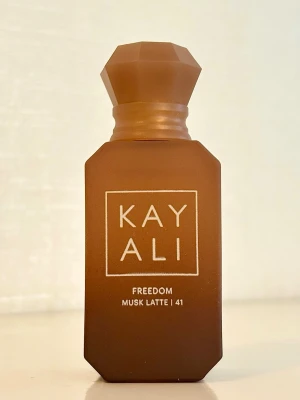 Kayali Freedom Musk Latte 10 ml - Kayali Freedom Musk Latte, 10 ml. En riktigt mysig och kuslig choklad-latte-doft! Endast testsprayad ett fåtal gånger, vilket syns på bild, givetvis förvarad mörkt, torrt och svalt. Nypris: 389 kronor. 