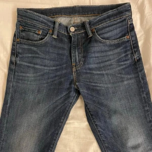 Levis jeans 511  - Levis jeans 511or. Skön wash. Har en liten slitning som man kan se på sista bilden. Storlek w30 L32. Tveka inte att fråga vid minsta fundering 