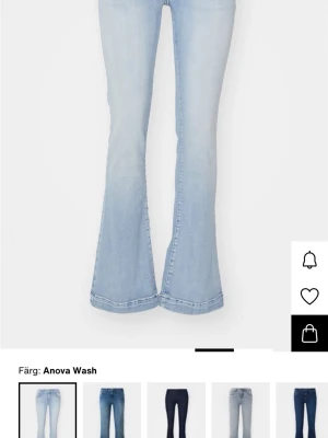 Bootcut LTB jeans - Säljer ett par ljusblå lågmidjade bootcut jeans från ltb med klassisk femficksdesign och snygga sömmar på bakfickorna. Jeansen har normal passform och är tillverkade i mjukt denimtyg som sitter skönt hela dagen. Endast användit ett fåtal gånger så mycket fint skick❣️Helt slutsålda på hemsidan, nypris runt 800kr