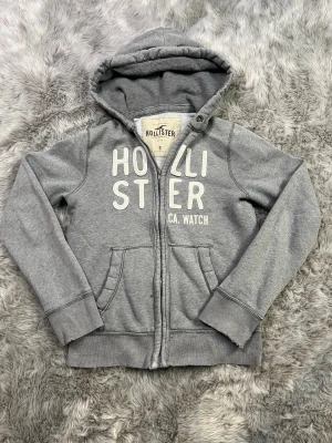 Hollister hoodie  - Säljer denna sällsynta och mycket eftertraktade Hollister hoodie | Storlek S | Skick 9/10 | Vid eventuella frågor hör gärna av dig och erbjuder bra pris vid köp av bundle 😁✅