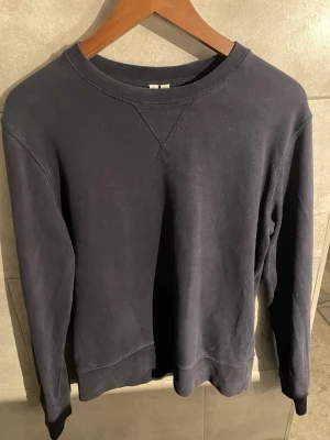 Mörkblå sweatshirt från Arket - Mycket bra skick, bra passform. 