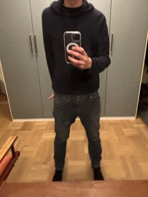 Kashmir hoodie från Oscar Jacobson - En stilren marinblå hoodie från Oscar Jacobson med huva och långa ärmar. Hoodien är tillverkad i ett mjukt och bekvämt material, perfekt för en avslappnad och trendig look. Passar dig som gillar klassisk och enkel stil. Storlek M, men har krymt i tvätten så sitter som S. Enbart ett litet hål vid luvan (sista bild), inget man tänker på överhuvudtaget. Pris går såklart att diskutera och bara skriva om det finns några frågor.