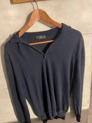 Mörkblå merinoullströja från MNG - Mycket bra skick förutom ett litet hål på baksidan