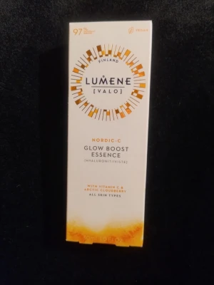 Lumene Glow Boost Essence c-vitamin Valo - Ny och oöppnad, vegansk essence från Lumene.