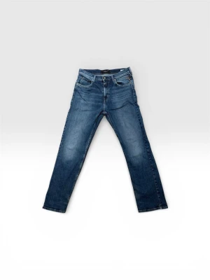 Blå Reply Jens  - Snygga blå reply slim jeans med klassisk femficksdesign och dragkedjegylf. Jeansen har en lätt tvättad look med subtila slitningar och raka ben. Tillverkade i mjuk och slitstark denim som passar perfekt till en avslappnad stil.
