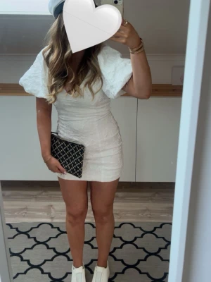 Klänning  - Vit student klänning från Gina tricot i storlek 34